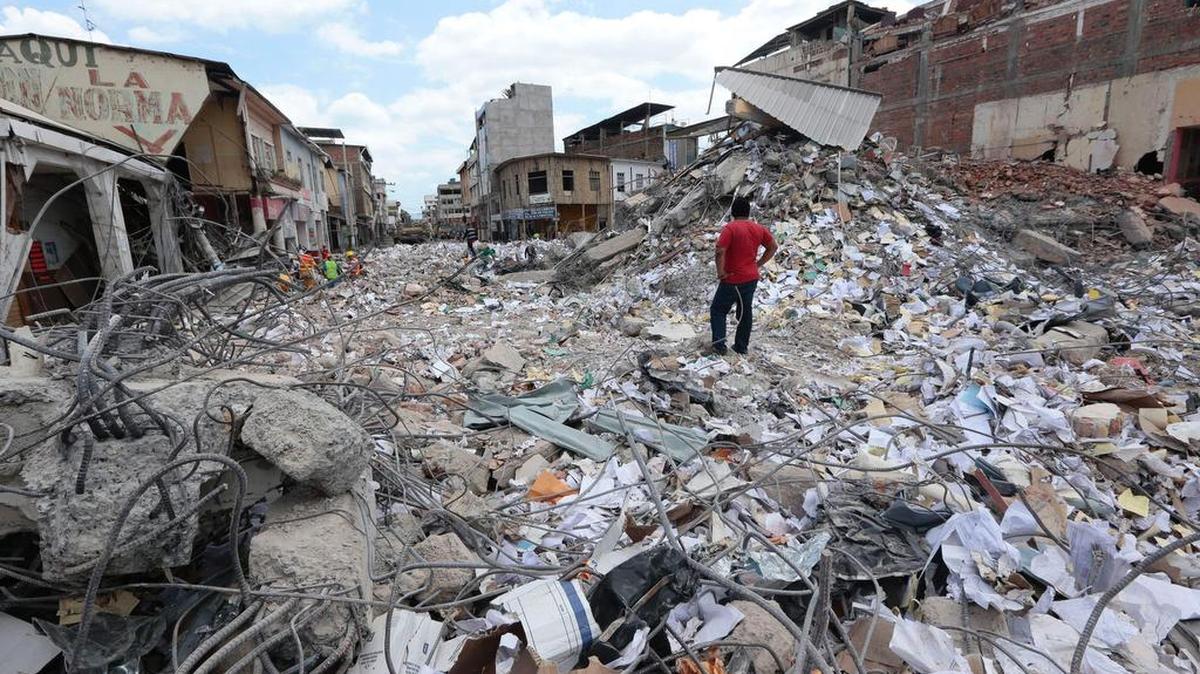 Un hombre se queda mirando a los escombros en Portoviejo, Ecuador, el 20 de abril de 2016.