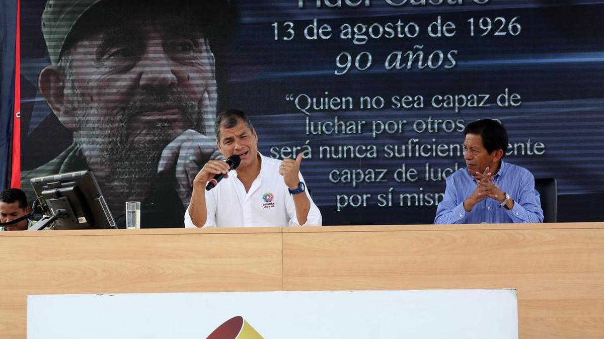 Fotografía cedida por Presidencia de Ecuador del mandatario ecuatoriano, Rafael Correa, hablando en su habitual informe de los sábados, Enlace Ciudadano, en la provincia de Loja, Ecuador, el sábado 26 de noviembre de 2016.