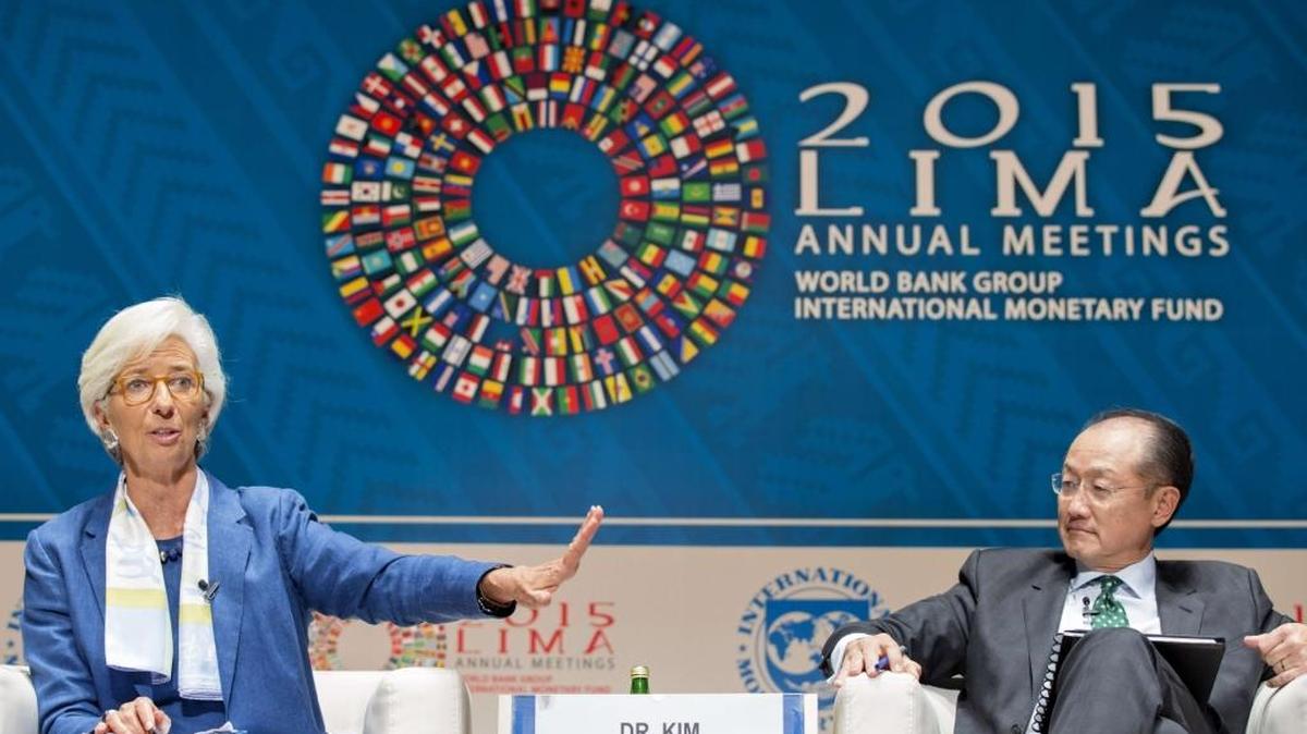 
La directora gerente del Fondo Monetario Internacional (FMI), Christine Lagarde, y el presidente del Banco Mundial (BM), Jim Yong Kim, participan en un panel en Lima, Perú, el miércoles.
