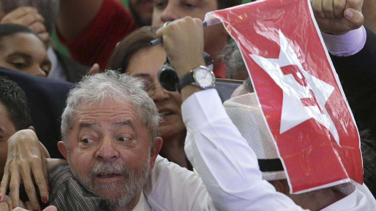 El ex presidente de Brasil, Luiz Inácio Lula da Silva recibe el caluroso apoyo de simpatizantes en Brasilia en marzo.