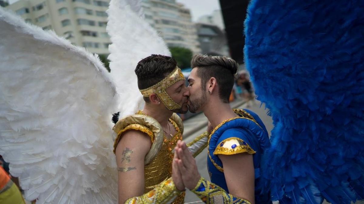 Dos hombres se besan el domingo durante la vigésima edición del día de la comunidad de Lesbianas, Gais, Bisexuales y Transexuales (LGBT) de Río de Janeiro, en Copacabana.