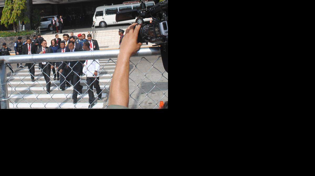 
¿Es o no es? Dobles de Nicolás Maduro y Cilia Flores caminan hacia el Centro de Convenciones de Atlapa rodeados de agentes de los cuerpos de seguridad bolivarianos, durante la Cumbre de las Américas.
