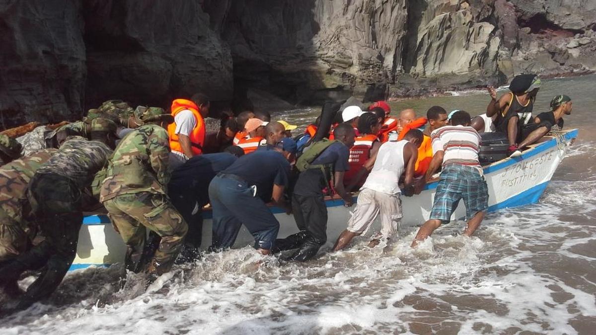 
Las autoridades ordenaron la evacuación de Petite Savannah, una pequeña población en la costa suroccidental de Dominica, que fue la más afectada por las lluvias de la tormenta Erika.
