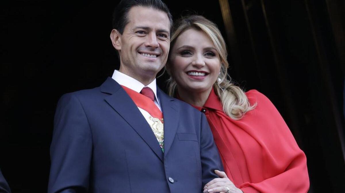 El presidente de México, Enrique Peña Nieto junto a su esposa Angélica Rivera en la Ciudad de México durante los actos conmemorativos a la independencia mexicana.