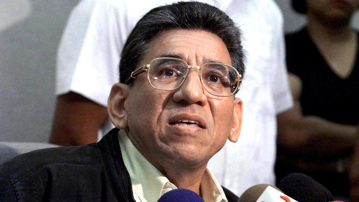 Foto de archivo del general retirado Humberto Ortega, hermano del actual gobernante de Nicaragua Daniel Ortega, dando una conferencia de prensa en Managua, el 18 de diciembre de 2000. Humberto Ortega falleció a los 77 años el lunes 30 de septiembre de 2024.