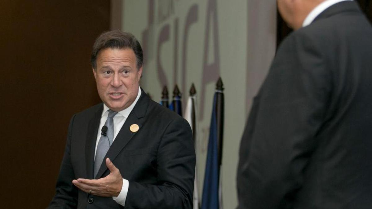 El presidente de Panamá, Juan Carlos Varela, (izq) y su homólogo de Costa Rica, Luis Guillermo Solis, durante una reunión en la Cumbre de mandatarios del Sistema de Integración Centroamericana (SICA), en Costa Rica, el jueves 29 de junio del 2017.