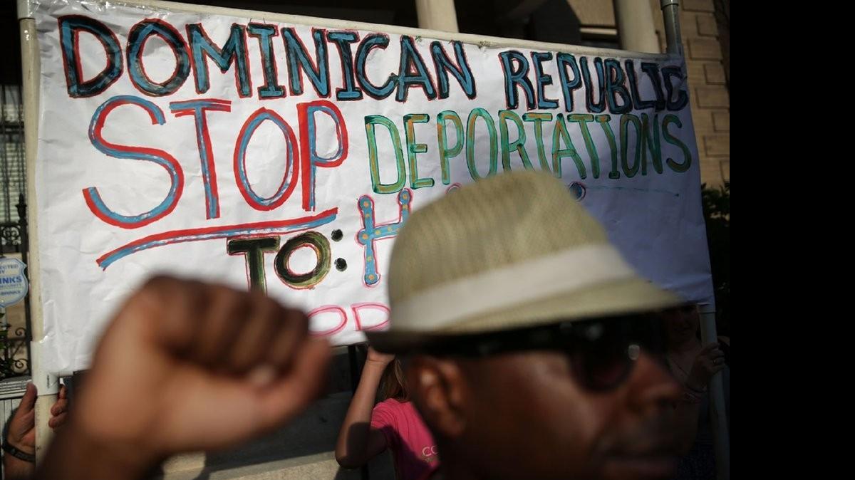 
Activistas participan en una manifestación frente a la Embajada de República Dominicana en Washington, el martes, contra las deportaciones de haitianos.
