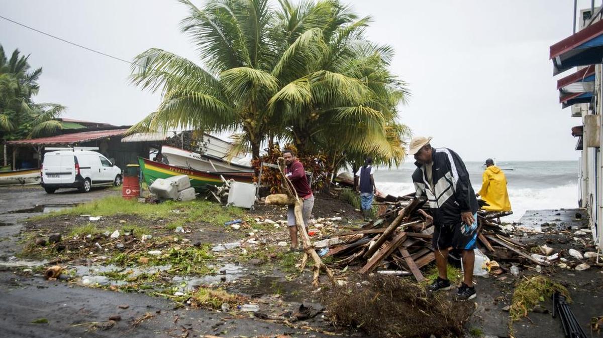 Varias personas recogen escombros en Saint-Pierre, en la isla caribeña de Martinica, tras el paso del huracán María.