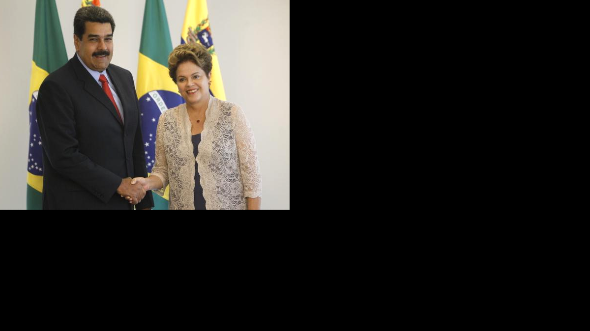 La mandataria brasileña, Dilma Rousseff (d), saluda al presidente de Venezuela, Nicolás Maduro (i), el viernes 2 de enero de 2015, durante una reunión bilateral en el Palacio del Planalto en Brasilia, un día después de la investidura de Rousseff para su segundo mandato.