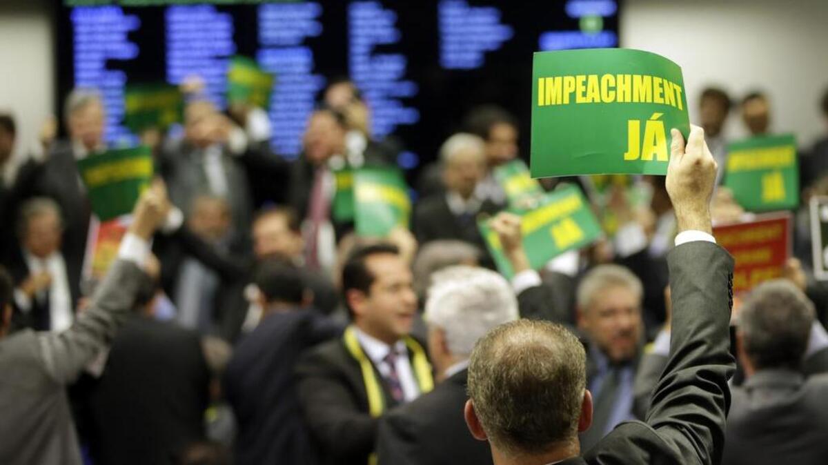 Diputados opositores al Gobierno brasileño celebran la decisión de la comisión parlamentaria que decidió hoy, lunes 11 de abril de 2016, que hay razones jurídicas para iniciar un juicio político contra la presidenta brasileña, Dilma Rousseff, con lo que el trámite pasará ahora a su próxima fase, en el plenario de la Cámara de Diputados.
