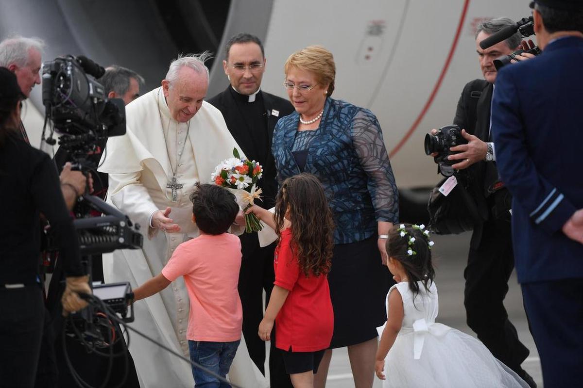 La presidenta de Chile, Michelle Bachelet (c-d), recibe al papa Francisco (i) a su llegada al Aeropuerto Internacional Comodoro Arturo Merino Benítez el lunes 15 de enero de 2018, en Santiago (Chile).