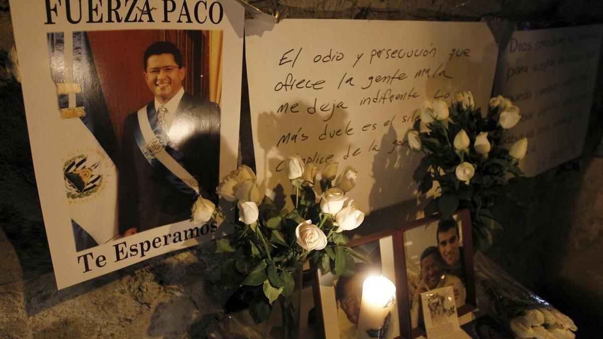Retratos permanecen el domingo a las afueras del hospital donde falleció el ex presidente salvadoreño Francisco Flores a los 56 años de edad, después de seis días en estado de coma clínico, en San Salvador.