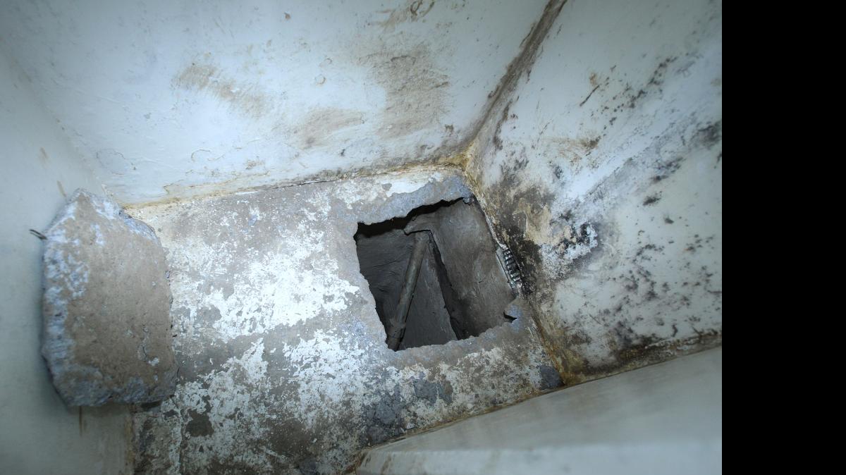 
Vista general el miércoles 15 de julio de 2015, de la celda número 20 desde donde escapó el pasado sábado el capo Joaquín Guzmán Loera, alias "El Chapo", del reclusorio de máxima seguridad Altiplano I en México.  
