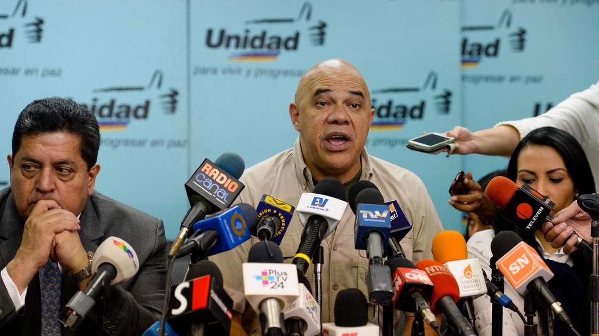 Jesús Torrealba, secretario ejecutivo de la Mesa de Unidad Democrática (MUD), ofrece una conferencia de prensa en Caracas.