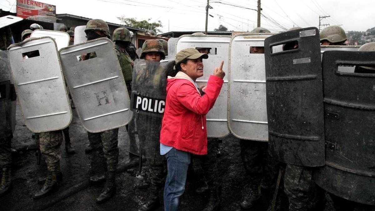 Una mujer discute con un grupo de soldados durante una protesta por los resultados de las elecciones, el 18 de diciembre en Tegucigalpa.