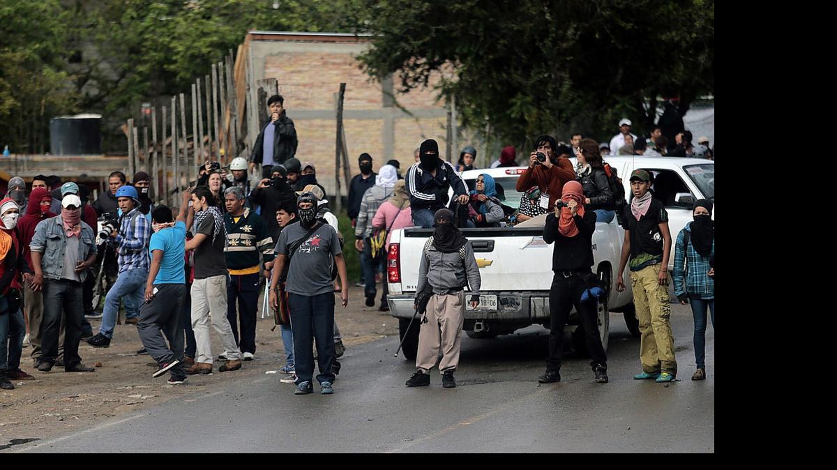 
Estudiantes de la escuela rural de Ayotzinapa, que deseaban la suspensión de las elecciones, en Tixtla, en el estado mexicano de Guerrero.
