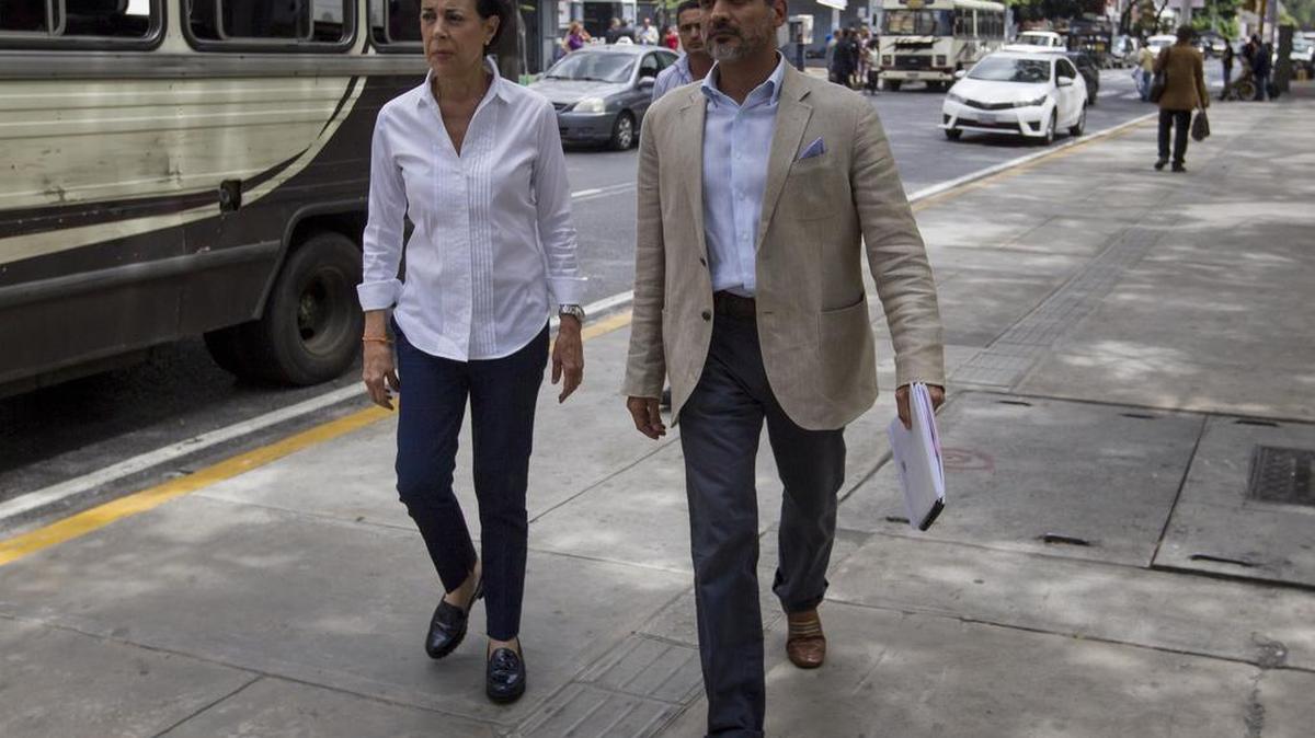 Antonieta Mendoza de López, madre del líder de la oposición Leopoldo López, junto a Juan Carlos Gutiérrez, el abogado defensor de López.
