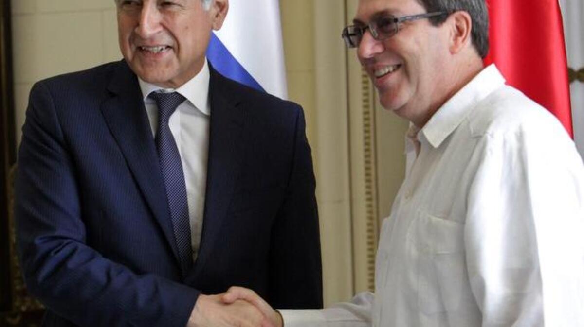 
El ministro de Relaciones Exteriores de Cuba Bruno Rodríguez (der.) posa con su homólogo chileno Heraldo Muñoz el jueves, antes de una reunión en La Habana.
