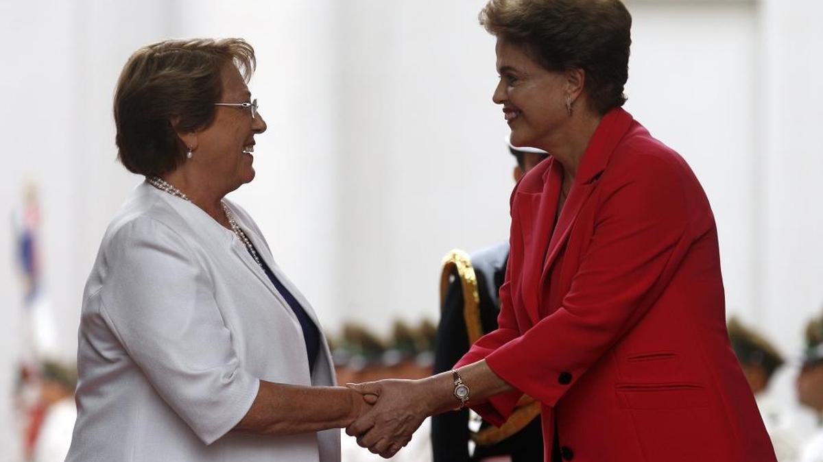 La presidenta chilena, Michelle Bachelet (izq.), recibe a su homóloga de Brasil, Dilma Rousseff, el viernes en el Palacio de La Moneda, en Santiago.