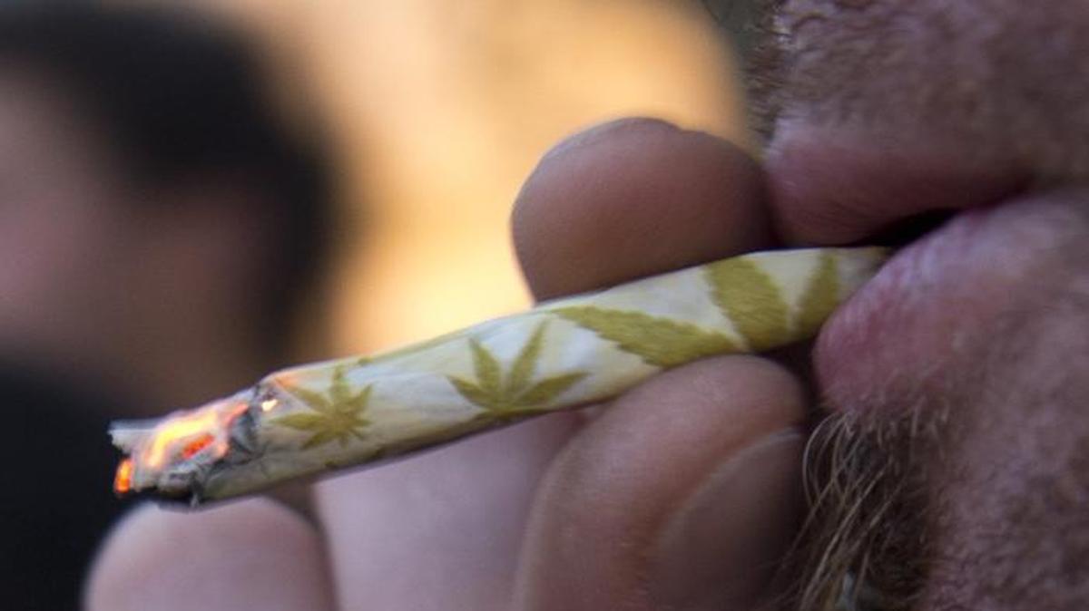 Un joven fuma marihuana durante una manifestación en Montevideo el 8 de mayo de 2013.