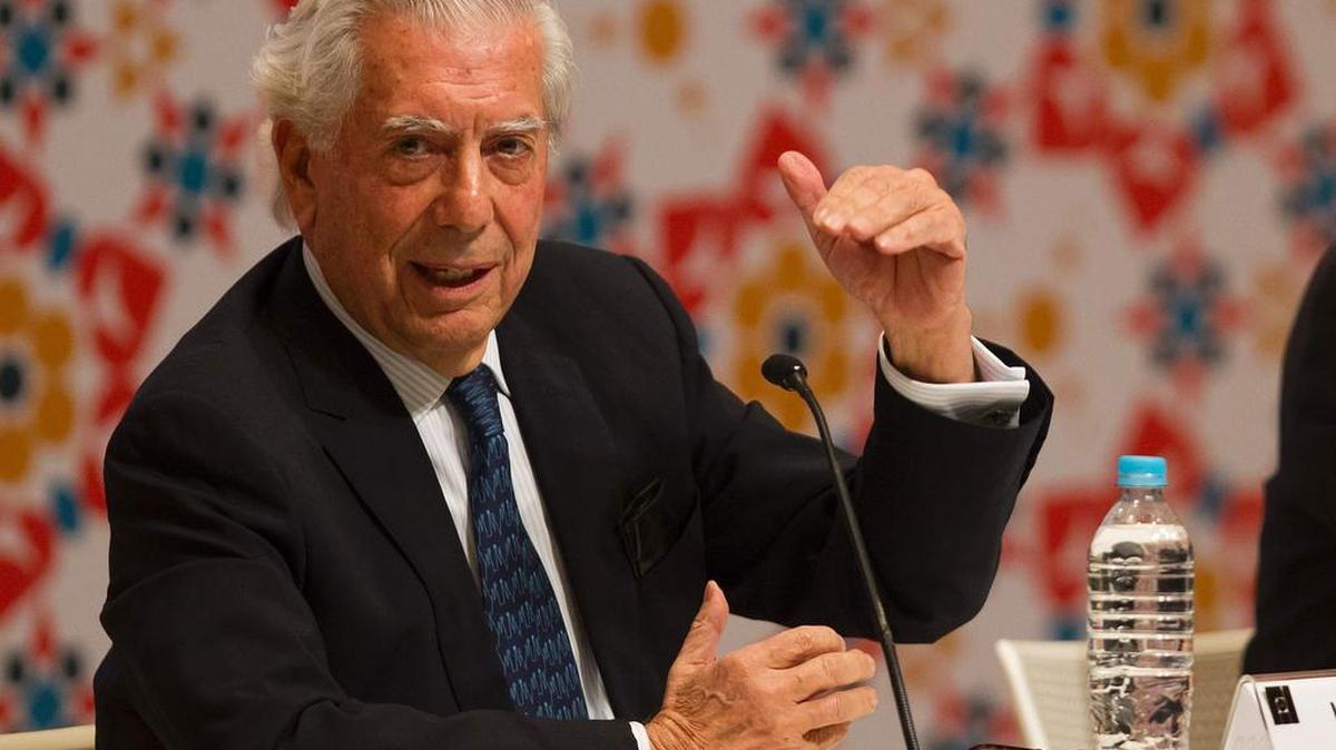 El ganador del premio Nobel, el peruano Mario Vargas Llosa, participa en una conferencia en el primer día de la Feria Internacional del Libro de Guadalajara, el mayor evento literario del mundo de habla hispana, en Guadalajara, México, el 26 de noviembre de 2016.