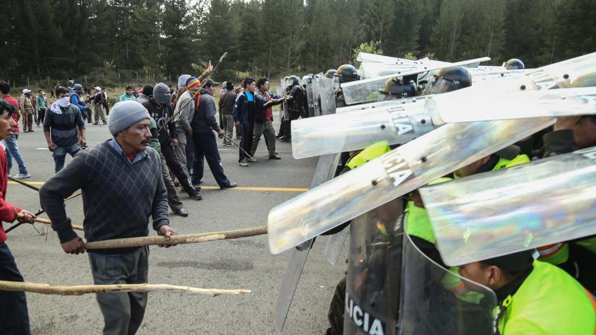 
Indígenas confrontan a policías cuando bloquearon una carretera en El Chasqui, en la provincia de Cotopaxi, Ecuador, la semana pasada. 
