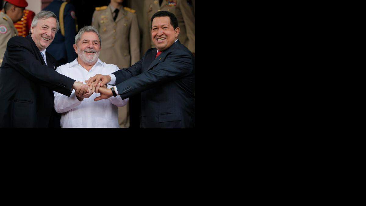 
El ex presidente de Argentina, Néstor Kirchner (izq.), con los gobernantes de Brasil, Luiz Inácio Lula da Silva (cen.) y de Venezuela, Hugo Chávez, posan durante una reunión en el palacio de Miraflores, sede del gobierno venezolano, en Caracas en el 2010.
