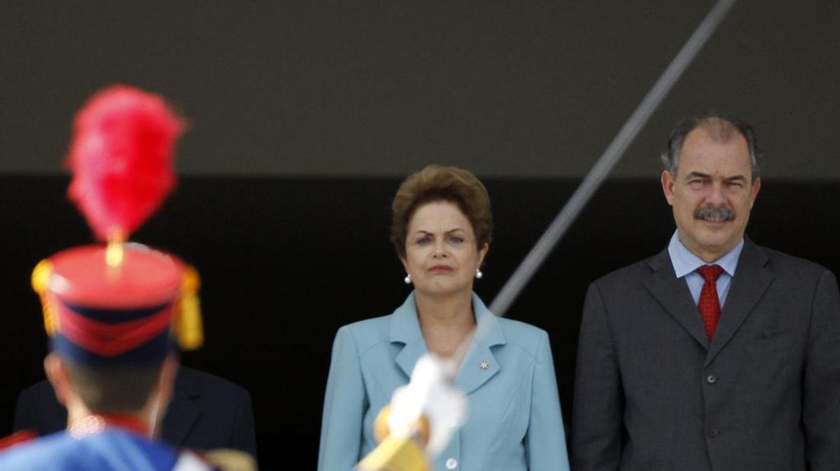Fotografía de archivo fechada el 8 de mayo de 2015 que muestra al ministro de gabinete Aloizio Mercadante (d) y a la presidenta Dilma Rousseff (c) durante una ceremonia en Brasilia (Brasil). Un audio divulgado por la revista Veja sugiere que el ministro de Educación brasileño, Aloizio Mercadante, intentó comprar el silencio del senador Delcidio Amaral, que ha implicado en corruptelas a la presidenta Dilma Rousseff, a su antecesor, Luiz Inácio Lula da Silva, y a muchos otros políticos.