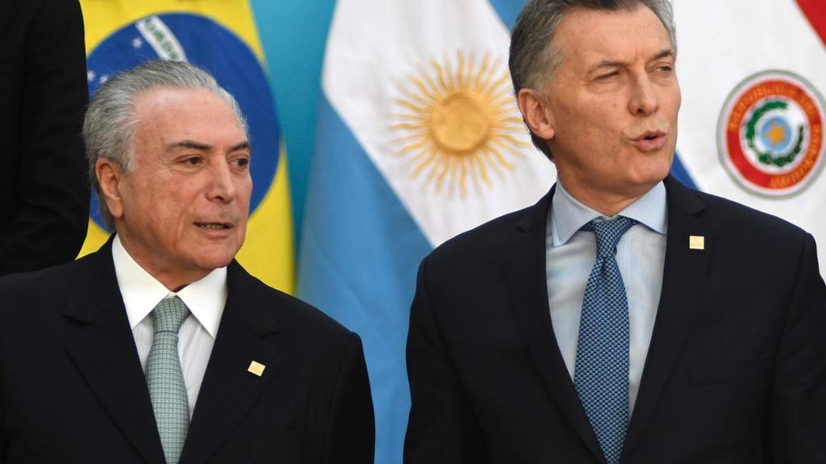 Los presidentes de Brasil, Michel Temer (izq.) y Argentina, Maurico Macri, durante la cumbre de Mercosur el 21 de julio de 2017 en Mendoza, Argentina.