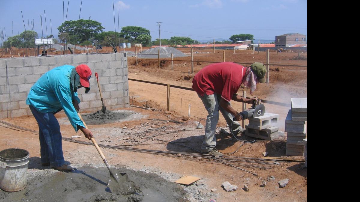 
Trabajadores de Nicaragua construyen casas en La Unión, El Salvador, en el 2006. Cerca del 75 por ciento de los compradores son salvadoreños residentes en EEUU, según un agente inmobiliario.

