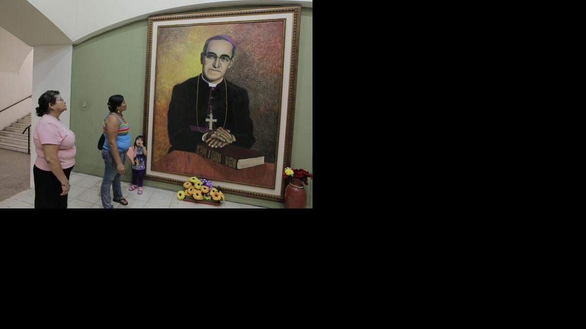 
Salvadoreñas observan una pintura del arzobispo de San Salvador, Óscar Arnulfo Romero, asesinado por un francotirador el 24 de marzo de 1980 mientras oficiaba misa en esa ciudad de El Salvador.
