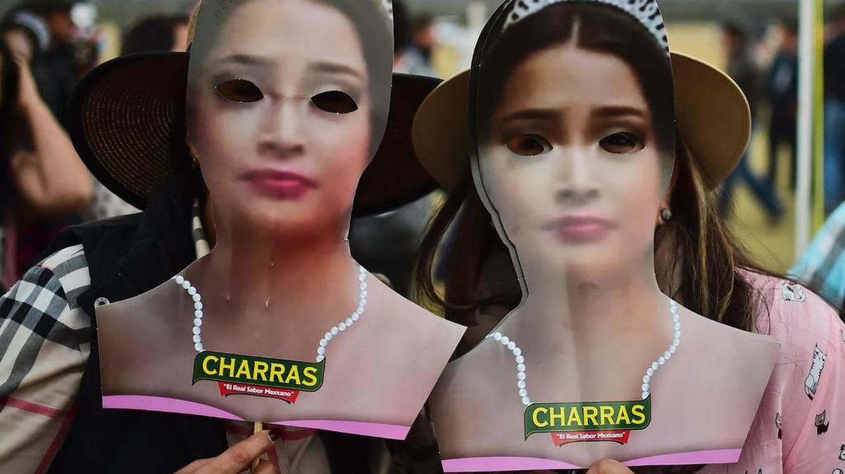 Dos mujeres usan máscaras que representan a la adolescente mexicana Rubí Ibarra durante la fiesta de cumpleaños celebrada el 26 de diciembre de 2016 en Villa Guadalupe, Estado de San Luis Potosí, México.