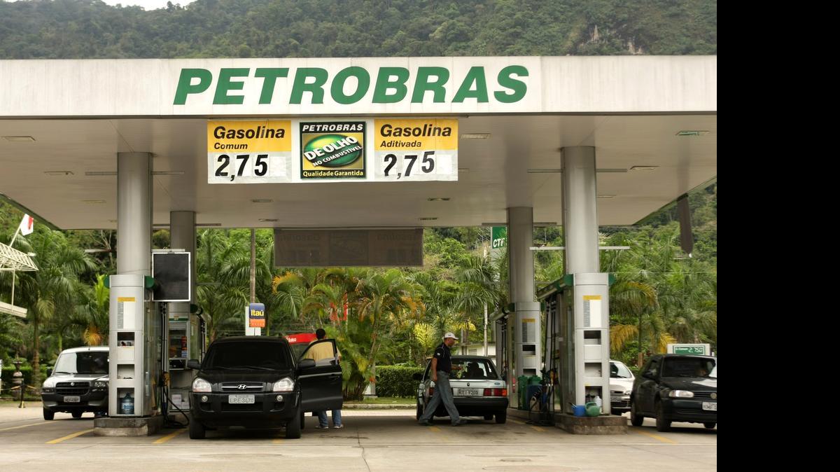 
Vehículos en una estación de gasolina de Petrobras en Angra dos Reis, Brasil. La agencia de calificación financiera Standard and Poor's bajó este martes la perspectiva de evolución de la nota de deuda a largo plazo de Brasil arguyendo que ‘la cantidad de investigaciones por corrupción entre los políticos y las empresas pesa cada vez más sobre las perspectivas económicas y presupuestarias de Brasil’.

