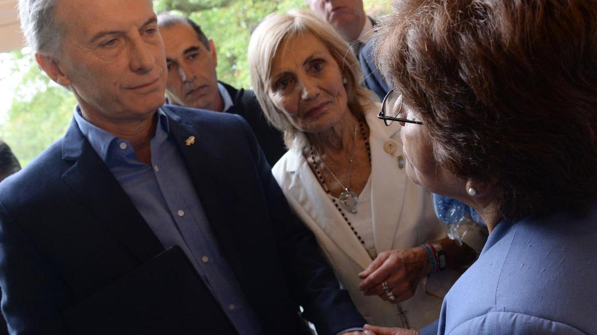 Fotografía cedida del presidente de rgentina, Mauricio Macri (i), quien recibe el domingo 2 de abril de 2017, a ex combatientes y familiares de los soldados fallecidos en la guerra de Malvinas por el 35 aniversario del conflicto que enfrentó al país con Reino Unido en Buenos Aires (Argentina).