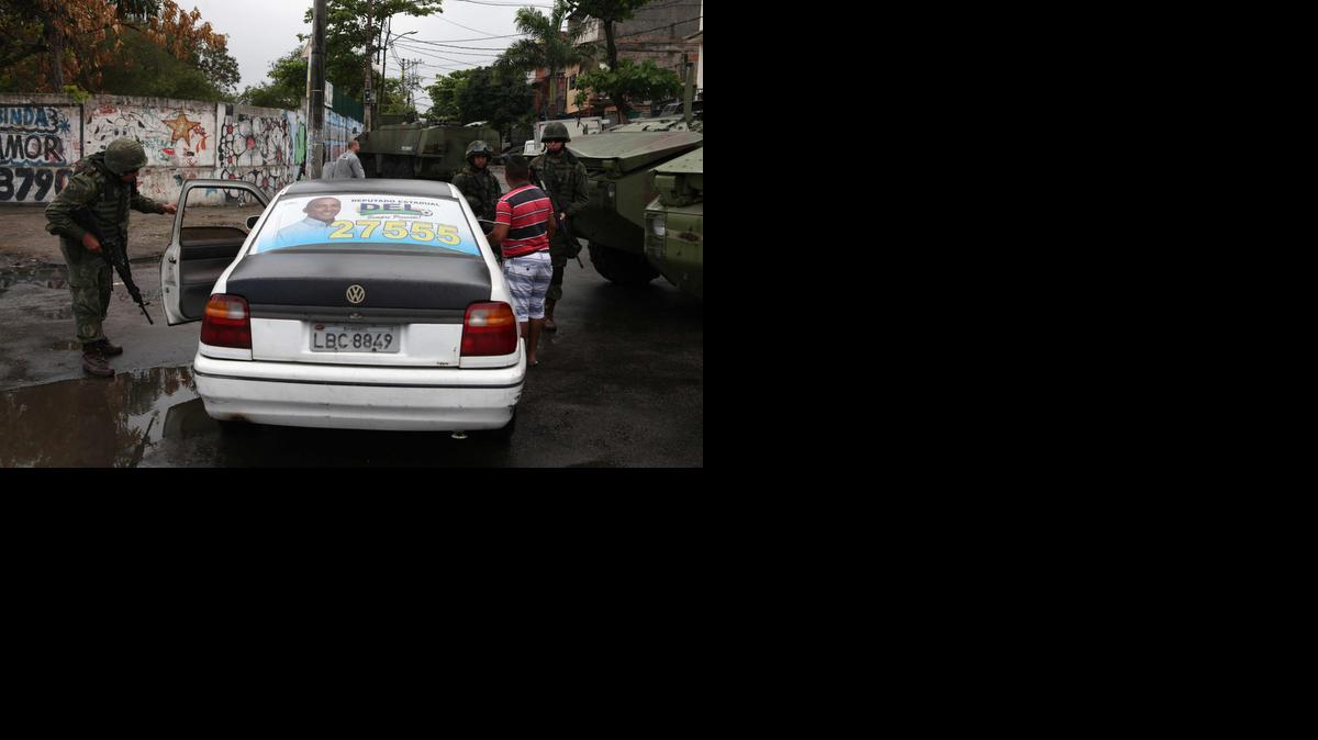 
Miembros de la armada brasileña registran un autoel jueves mientras patrullan la favela Vila do João en el Complejo da Maré, en Río de Janeiro, Brasil.


