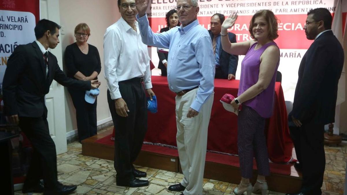 El ex ministro de Economía de Perú, Pedro Pablo Kuczynski (cen.), saluda acompañado de Martín Vizcarra (3 izq. ) y Mercedes Aráoz, luego de inscribir su candidatura a la presidencia de Perú el sábado.