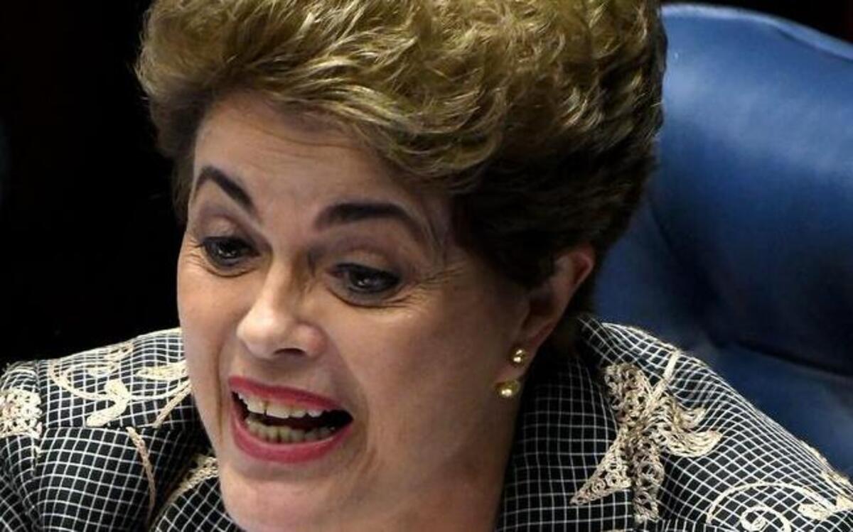 Fotografía del 29 de agosto de 2016 de la presidenta suspendida de Brasil, Dilma Rousseff, ofreciendo sus alegatos finales en el proceso que enfrentó en el Senado, en Brasilia (Brasil).