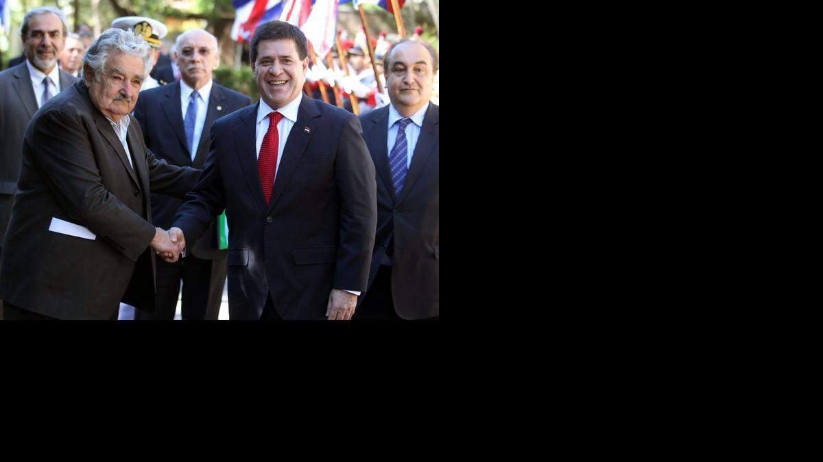 
El presidente paraguayo, Horacio Cartes (der.), saluda a su par uruguayo, José Mujica, en el 2013, en la residencia presidencial de Suárez, en Montevideo, Uruguay. 
