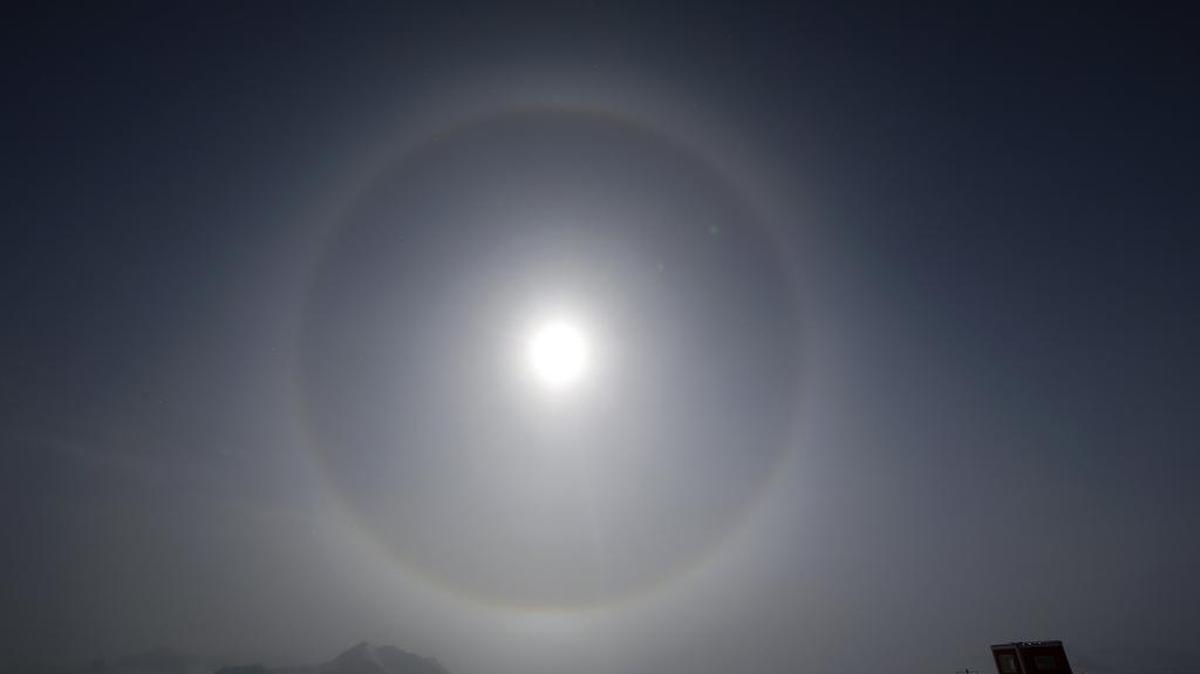 Fotografía que muestra dos científicos midiendo la radiación solar y su albedo en el campamento científico Glaciar Unión en la Antártida, a 1000 km del Polo Sur.