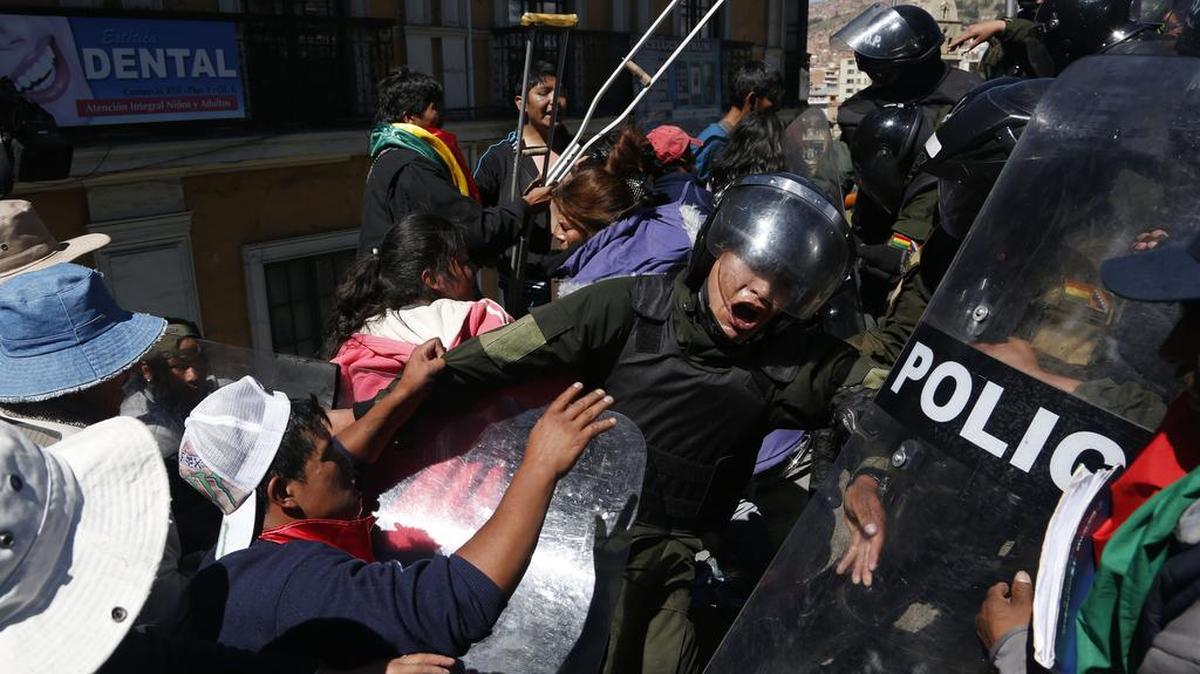 Policías armados con escudos intentan impedir una de las protestas, pero son rebasados por transeúntes y gente que apoya a los movilizados.