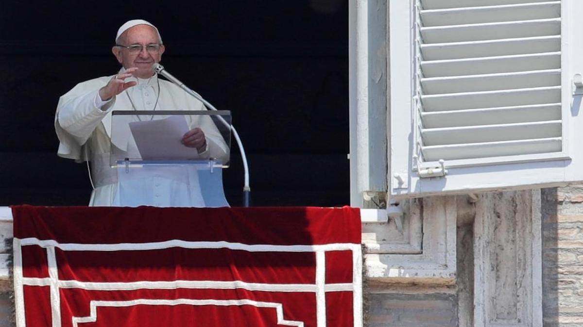El Papa Francis agita a la multitud mientras se prepara para recitar la oración del mediodía Angelus desde la ventana de su estudio con vistas a la Plaza de San Pedro, en el Vaticano, el domingo 25 de junio de 2017. Foto de archivo