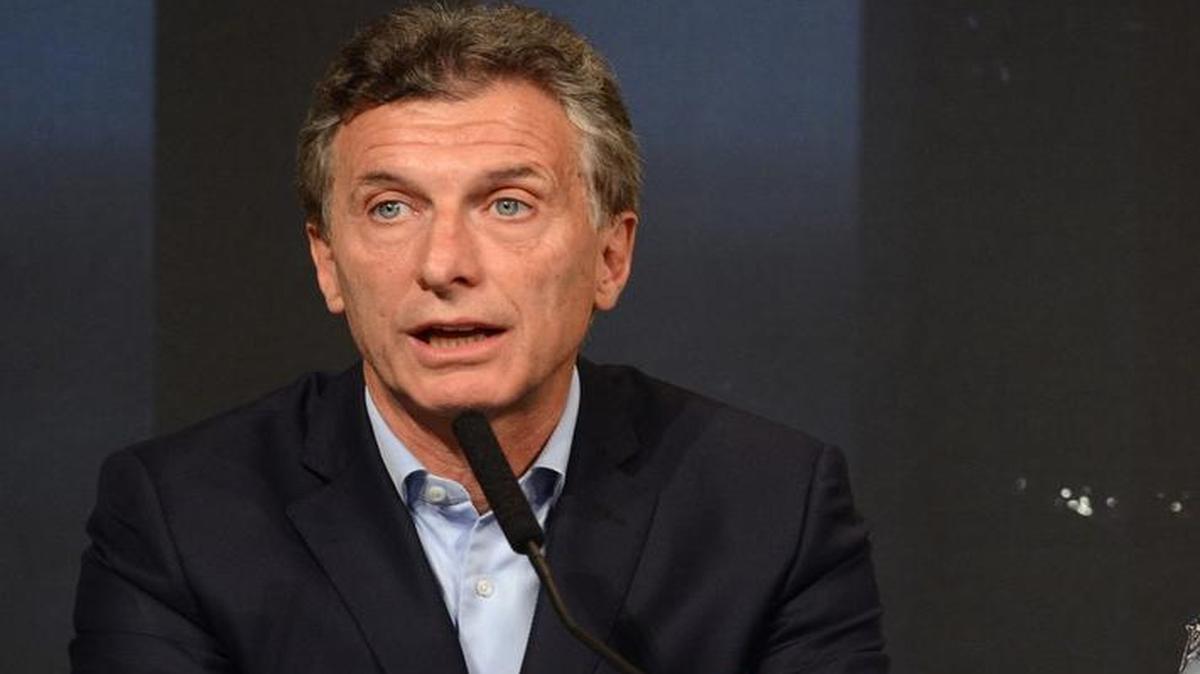 Fotografía cedida por Presidencia Argentina, del mandatario de ese país, Mauricio Marcri, hablando durante una rueda de prensa en Buenos Aires, Argentina, el lunes 21 de diciembre de 2015.