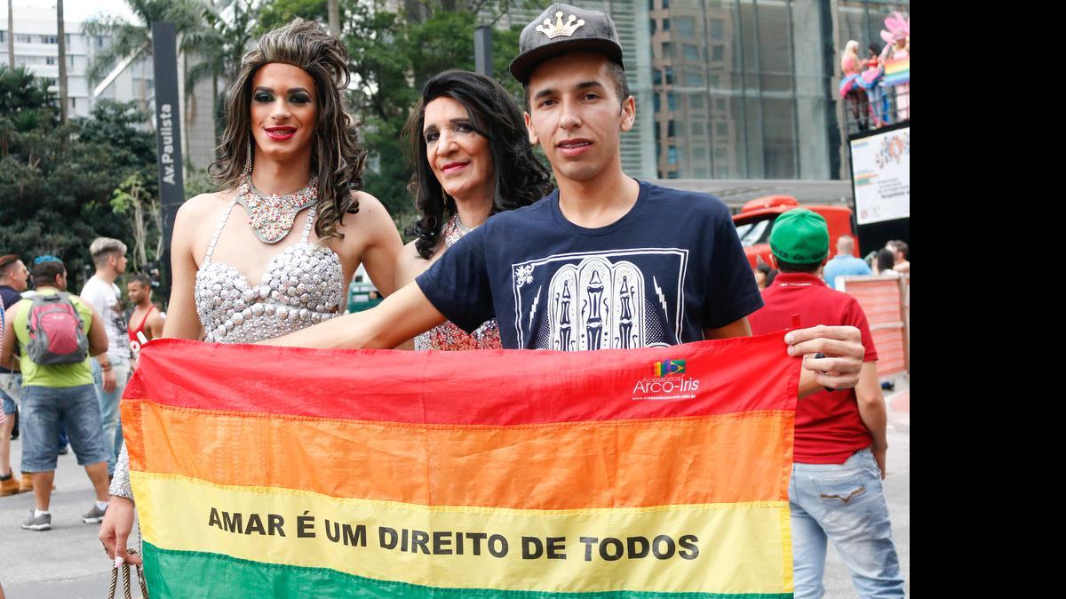 
Varias personas son vistas participando en el Desfile del Orgullo Gay en la Avenida Paulista, hoy domingo 7 de junio de 2015, un acto en el que los organizadores esperan la participación de cerca de 2 millones y medio de personas. En la bandera se lee "Amar es un derecho de todos". 
