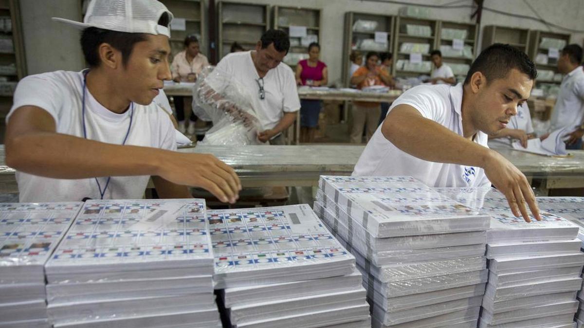 Trabajadores del Consejo Supremo Electoral (CSE) de Nicaragua empacan material electoral el 19 de octubre de 2016, a ser distribuido a distintos departamentos y municipios del país para los comicios del próximo 6 de noviembre.