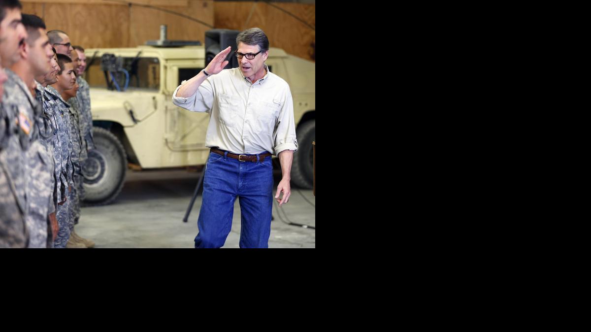 
El gobernador de Texas, Rick Perry, saluda a soldados de la Guardia Nacional desplegados en la frontera con México en misión de vigilancia.
