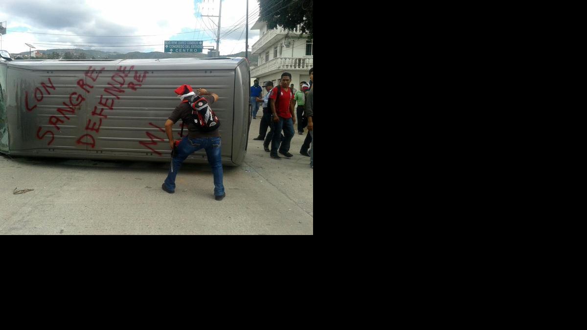 
Manifestantes participan en una jornada de protesta el martes 11 de noviembre de 2014, en Chilpancingo (México).
