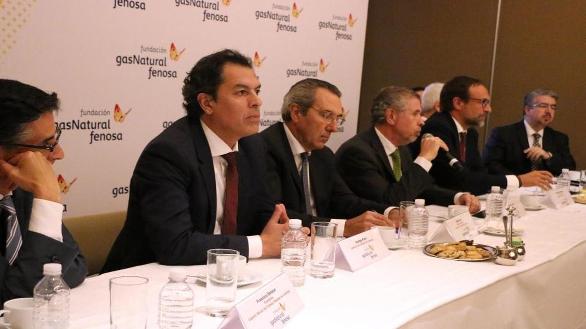 (De izq. a der.) El presidente del Consejo Mundial de la Energía, capítulo México, Francisco Salazar; el analista de la Agencia Internacional de la Energía, Rodrigo Pinto; el director general de la Fundación Gas Natural Fenosa, Martí Solá; el presidente de Gas Natural Fenosa México, Ángel Larraga; el country manager de Fenosa México, Narcís de Carreras; y el presidente de la American Gas Association, Dave McCurdy; participan en una rueda de prensa en la capital mexicana, donde anunciaron que la multinacional energética española Gas Natural Fenosa invertirá $3,442 millones de pesos (unos $173.4 millones de dólares) en México hasta el 2020 con el fin de incrementar su infraestructura y contribuir en la penetración de gas natural en el país.