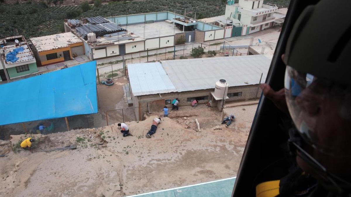 Vista aérea desde un helicóptero de la Policía Nacional de Perú el sábado 18 de marzo de 2017, en la que se observa a algunos pobladores del poblado Cuculi Villa Pampilla, en Huarochiri, estado de Lima (Perú).