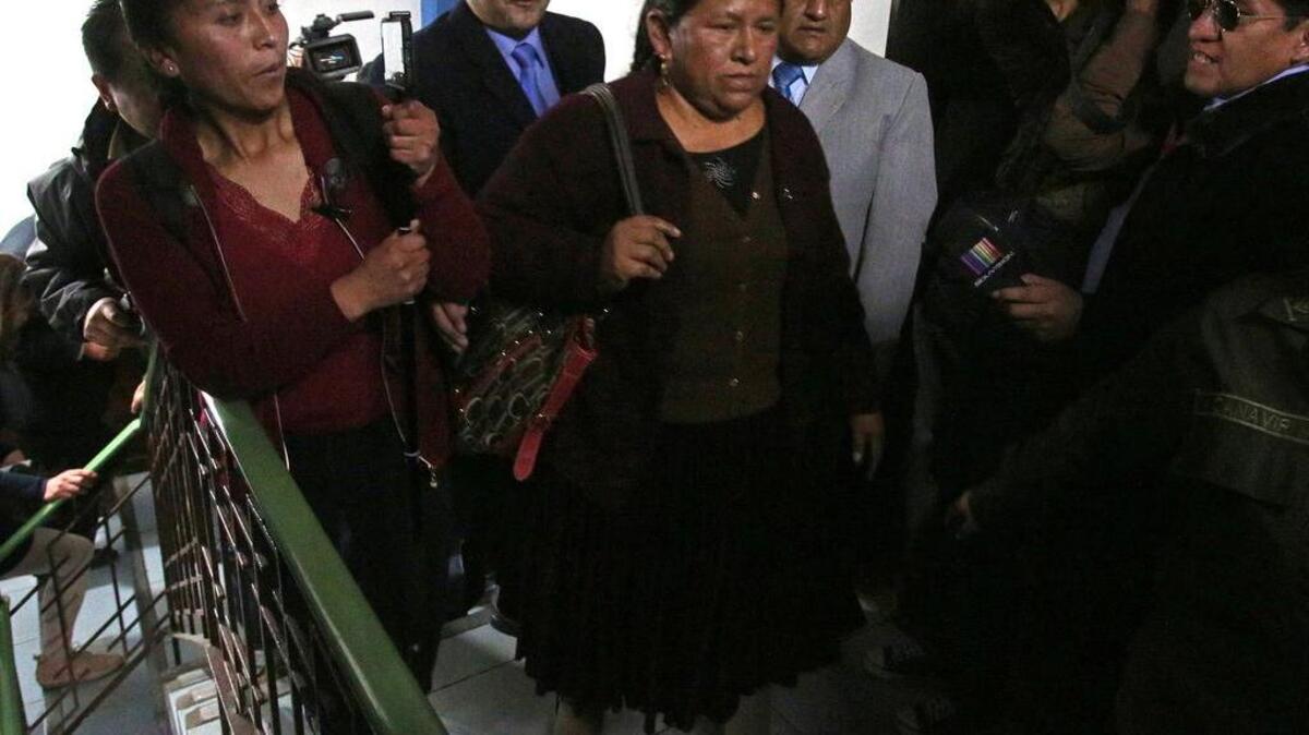 La exministra boliviana de Desarrollo Rural, Nemesia Achacollo (c), asiste el jueves 21 de julio de 2016, a la Fiscalía de Distrito de La Paz para declarar por primera vez dentro del caso de la supuesta corrupción.
