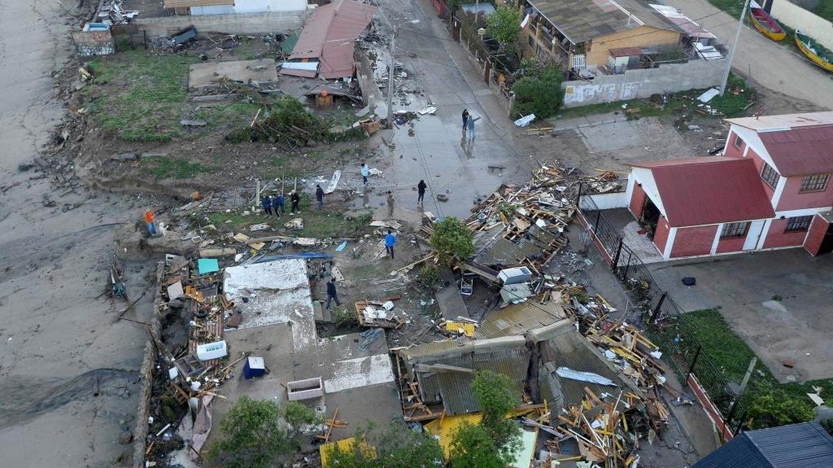 
Fotografía aérea de hoy, jueves 17 de septiembre de 2015, de los daños ocasionados por el tsunami posterior al terremoto 8,4 en la escala de Richter en la localidad de Los Vilos, a unos 200 km al norte de Santiago de Chile (Chile). Miles de chilenos de localidades costeras pasaron la noche de este miércoles en zonas elevadas tras la alerta de tsunami decretada por un sismo de magnitud 8,4 que sacudió gran parte del país. El Servicio Hidrográfico y Oceanográfico de la Armada (SHOA) decretó la alerta de tsunami en todo el sector costero de Chile luego del sismo registrado a las 19.54 hora local (22.54 GMT), que estremeció parte del norte, centro y sur del territorio y que ha dejado por el momento ocho muertos, un millón de evacuados y millonarias pérdidas materiales.
